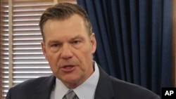 堪萨斯州的州司法部长克里斯·科巴赫2024年2月6日在新闻发布会上向记者谈论关于限制堪萨斯州土地的外国所有权。