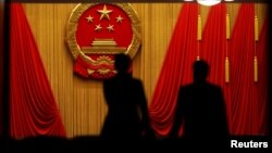 全国人大代表抵达北京人大会堂参加表决修改宪法案的投票。(2018年3月11日)