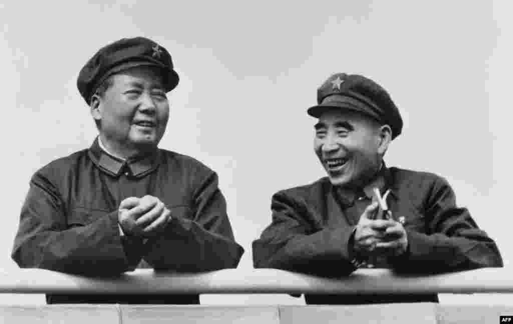 文革初期毛泽东和林彪在天安门城楼上。(法新社的照片说明是“图为中国国家主席毛泽东(左)和政治领导人林彪1971年7月29日在北京微笑。”其实,当时毛泽东不是国家主席,而且这也不像1971年7月29日的照片。1971年林彪只有两次在公开场合露面,其中一次,下面会提到。另一次是不情愿地在五一国际劳动节出席焰火晚会,而且迟到早退,使得摄影师由于缺乏好照片而发愁。1971年7月29日之前,毛泽东和林彪早已疏远,毛将整肃林之势已成。仅仅一个多月后,林彪乘坐飞机出逃,或者被人送上出逃的飞机。为了了解确切日期,笔者用“谷歌图片检索”查找此图,但谷歌显示没找到。)