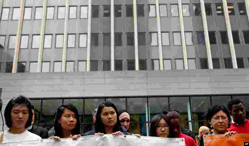 Прихильники імміграційного закону перед будівлею Служби громадянства та імміграції США у Нью-Йорку.