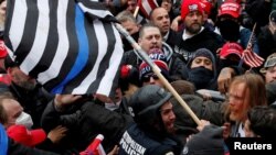 在美国国会示威的特朗普支持者与警察对峙(路透社2021年 1月6日)