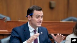 共和党籍的众议员迈克·加拉格尔(Mike Gallagher)2023年7月18日主持一场有关人工智能的听证会。(美联社)