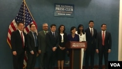 2018年5月15日,几位国会选举亚太裔候选人与支持者在国家记者俱乐部与媒体见面。从左至右分别为保罗·刁,安迪·金,谢卡·那拉辛汗,大卫·闵,西洛·蒂皮涅尼,赵美心,阿鲁娜·米勒,阿弗塔布·普瑞沃,高塔姆·拉格哈万。