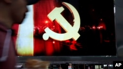 中国上海市公交车站后大型电子屏幕显示的迎接中共十九大召开的标语。(2017年10月14日)