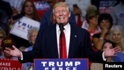 2016年8月22日,共和党总统候选人唐纳德·川普在俄亥俄州阿克伦的竞选集会上发表讲话。