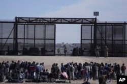 成千上万来自中美洲的移民等候在墨西哥城镇华雷斯的美墨边境墙外等候进入美国。((2023年3月30日)