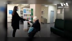 В Ужгороді волонтери безкоштовно роздають антисептики старшим людям. Відео В Ужгороді волонтери безкоштовно роздають антисептики старшим людям. Відео