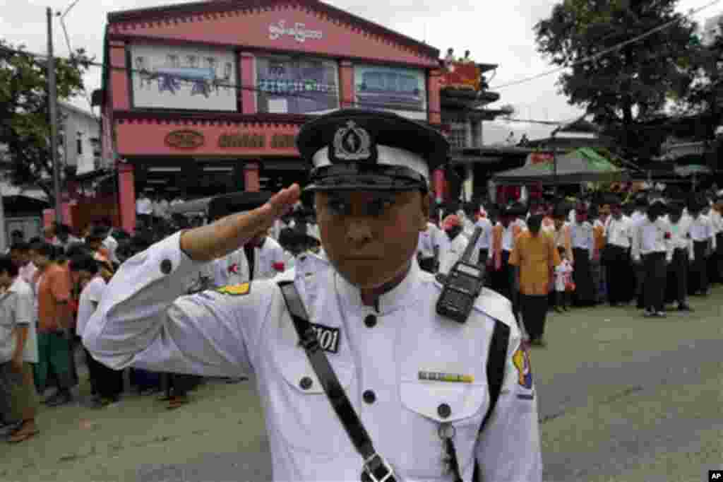 အမျိုးသားဒီမိုကရေစီအဖွဲ့ချုပ် (ဌာနချုပ်) မှာ ကျင်းပပြုလုပ်တဲ့ (၆၅) ကြိမ်မြောက် အာဇာနည်နေ့အခမ်းအနားမှာ ယာဉ်ထိုင်းရဲအပါအဝင်၊ NLD ခေါင်းဆောင် ဒေါ်အောင်ဆန်းစုကြည် နဲ့ အခမ်းအနားတက်ရောက်လာကြသူများ အာဇာနည်ခေါင်းဆောင်ကြီးများကို အလေးပြုနေကြစဉ် (ဇူလိုင် ၁၉၊ ၂၀၁၂)။  