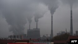 中国山西大同附近的一座燃煤火力发电站的烟囱在冒烟。(资料照:2015年11月19日)