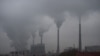 资料照:中国山西大同附近的一座燃煤火力发电站的烟囱在冒烟。 (2015年11月19日)