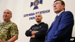 ရုရှားသတင်းထောက် Arkady Babchenko နဲ့အတူ လုံခြုံရေးဌာနအကြီးအကဲ Vasyl Hrystsak တို့ ယူကရိန်းနိုင်ငံမှာ ကျင်းပတဲ့ သတင်းစာရှင်းလင်းပွဲ (မေလ ၃၀ ရက်၊ ၂၀၁၈)