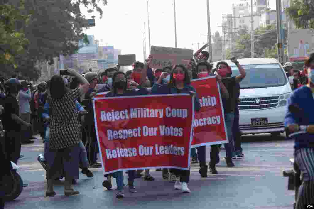 မန္တလေးမြို့က စစ်အာဏာသိမ်း ဆန့်ကျင်ဆန္ဒပြပွဲ မြင်ကွင်း။