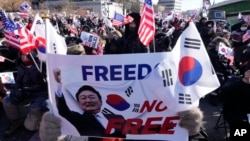 韩国总统尹锡悦的支持者在首尔总统府附近举行示威反对弹劾总统。(2025年1月9日)