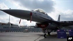 Винищувач F-16 на авіашоу у Парижі, 19 червня 2023. AP Photo/Lewis Joly