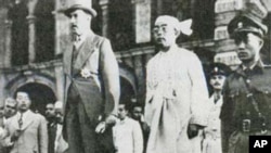 首任总统苏瑞泰(中)和末代总督兰斯(左)在缅甸独立仪式上