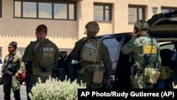 2019年8月3日星期六，德克萨斯州埃尔帕索一家购物中心发生枪击事件后，执法人员在出事现场。