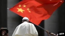 资料照:当教宗方济各在梵蒂冈圣彼得广场结束对信众的每周讲话离开时,一人向他展示中国国旗。(2019年6月12日)