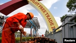 在上海自贸区欢迎标语旁工作的劳工。(资料照)