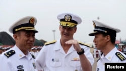 美国第七舰队司令小罗伯特•L•托马斯中将在舰队旗舰“蓝岭号”访问青岛期间与中国北海舰队司令袁誉柏少将(左)交谈。(2014年8月5日)