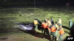 2018年7月19日,中国甘肃省临夏,中国武警在暴雨后从洪水中救出一名男子。