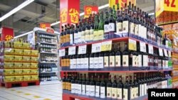 资料照:2015年10月29日,中国上海的一家超市里,货架上陈列着打折的葡萄酒。(路透社)