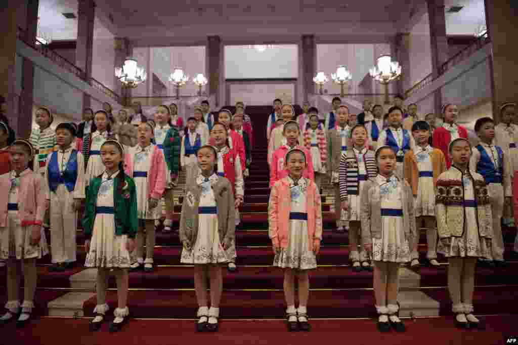 2017年11月9日,在北京人民大会堂的台阶上,儿童列队,准备欢迎美国总统唐纳德·川普和中国国家主席习近平。