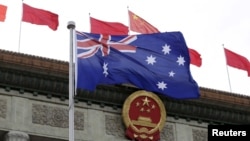资料照:澳大利亚国旗在北京人大会堂前飘扬以欢迎澳大利亚领导人到访。(2016年4月14日)