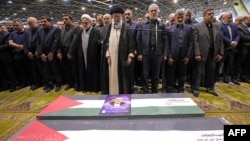 伊朗最高领袖哈梅内伊办公室发布照片显示,哈梅内伊(中)在已故哈马斯领导人哈尼亚的葬礼上带领祈祷。(2024年8月1日)