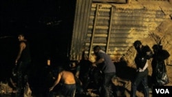 မက္ကဆီကိုဘက်က ခိုးဝင်လာသူတွေကို အမေရိကန်နယ်ခြားစောင့်တပ်ဖွဲ့က ပြန်လည်ပို့ဆောင်ပေးစဉ်။