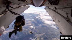 俄罗斯士兵参加俄罗斯与白俄罗斯举行的“西部2021”联合军演,参加军演的包括蒙古、印度、亚美尼亚、吉尔吉斯斯坦和塔吉克斯坦等国的士兵。(2021年9月13日)