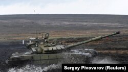 俄罗斯坦克部队在靠近乌克兰的南部地区进行演习。(2021年12月20日)