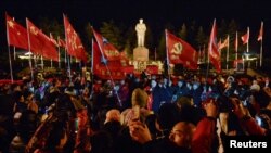 聚集在湖南韶山的人群庆祝中国前领导人毛泽东诞辰123周年。(2016年12月25日)