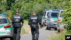 2016年7月19日,德国警察在挥刀杀人案件发生的现场巡逻。