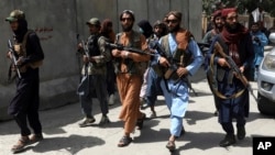 塔利班反叛武装在首都喀布尔街头。(2021年8月18日)