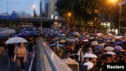 资料照片:成千上万的香港民众2019年8月18日冒雨参加反送中游行(路透社)