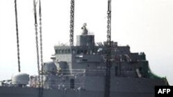 遭受袭击的韩国天安号舰被打捞情况(资料照片)