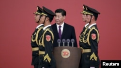 资料照:中国领导人习近平和解放军士兵在一个授勋仪式上。(2015年9月2日)