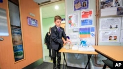 尽管新冠疫情仍在持续,英国学生还是陆续恢复上学。