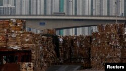 将运往中国大陆的废纸堆放在中国香港的码头(2017年9月15日)。