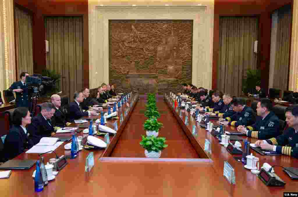 美国海军作战部长理查森上将一行2019年1月14日与中方会谈(美国海军图片)。理查森在推文中说,他与沈金龙举行了建设性和坦率的会谈,双方都致力于继续对话。理查森还说,两国在许多领域的利益一致,所有国家都因为自由、开放与安全的印太地区而受益。