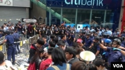 黄之锋等学生领袖11月26号在旺角被警方拘捕前(美国之音海彦拍摄)