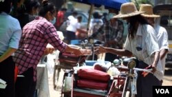 ရန်ကုန်မှာ အခက်ကြုံရသူတွေကို စေတနာရှင်တွေကူညီ