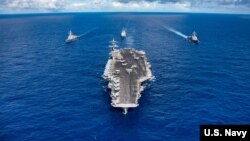 Tàu khu trục USS Carl Vinson và đội tàu chiến hộ tống tại Thái Bình Dương giữa năm ngoái.