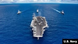 Hàng không mẫu hạm USS Carl Vinson là chiến hạm đầu tiên của Mỹ tới Việt Nam kể từ khi chiến tranh kết thúc. Bộ Quốc phòng Mỹ cho biết có thể sẽ có một chiến hạm thứ hai tới Việt Nam trong năm nay.