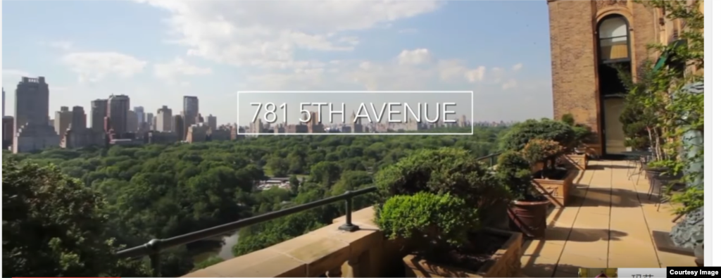 纽约房地产经纪商的视频截图显示,郭文贵在纽约第五大道781号第18层豪宅的阳台,在阳台上可以俯瞰中央公园(2017年7月)。郭文贵正在出售这所公寓。《福布斯》报道,香港投资公司太平洋同盟基金管理集团旗下的对冲基金太平洋亚洲机会基金起诉郭文贵,称郭文贵拖欠它本息总计8800万美元的债务,请求纽约州法官阻止郭文贵出售这处房产。 郭文贵称:“8800万美元官司只是我给我家族公司融资的一个大担保,因专案组查封所有国内资产,所以无法兑现,借贷方找我要钱,4月18号在纽约起诉我这个担(保)人!这家基金是海航集团最重要的投资者之一。”