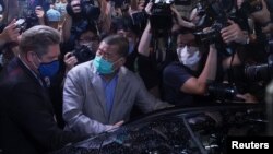 香港苹果日报创始人黎智英周三获保释离开警局。(2020年8月12日)