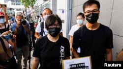 香港支联会副主席邹幸彤就香港警方国安处指称该组织为“外国代理人”一事到警察总部递交新建要求警方解释理由。(2021年9月7日)