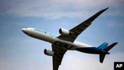 Airbus A350 လေယာဉ် ပါရီ လေကြောင်းပြပွဲမှာ သရုပ်ပြ ပျံသန်း။