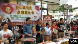 支联会在铜锣湾收集市民签名爱心圣诞卡。(美国之音图片/海彦拍摄)