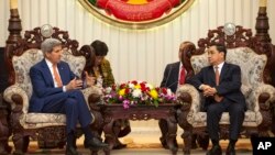 2016年1月25日美国国务卿克里(左)与老挝总理坦马冯举行会谈。